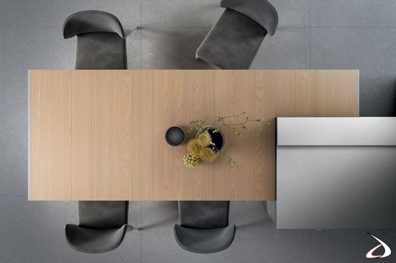 Küche aus Holz mit Stahlplatte und ausziehbarem Tisch