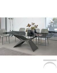 Tavolo di design con piano a botte in vetro trasparente fumè e basamento a X