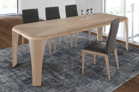 Tavolo da pranzo con piano in legno curvato nel perimetro