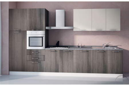 Cucina in legno di design con colonna forno e colonna frigo