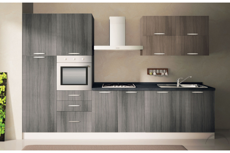 Cucina bloccata in legno con colonna frigo e colonna forno