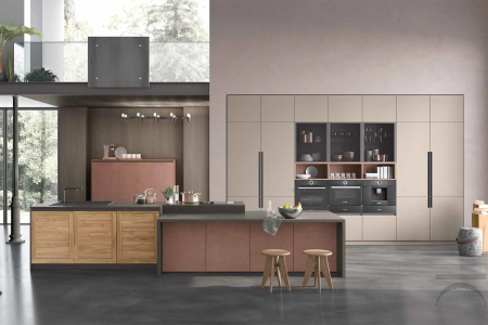 Cocina con isla central, fregadero y placa de cocción, con muebles de despensa con electrodomésticos