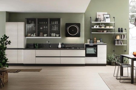 Cocina de diseño lineal a medida con muebles altos bajo luz y campana extractora