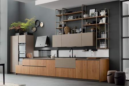 Cocina lineal de diseño en madera y ecocemento con ranura curva y trasera iluminada con accesorios