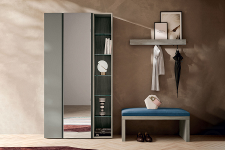 Mobile ingresso di design con armadio a specchio, panca con cuscino imbottito e mensola con appendiabiti