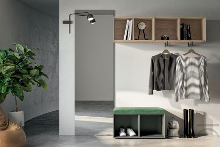 Mobile ingresso di design con ampio specchio, panca porta scarpe con cuscino e pensili a giorno con appendiabiti