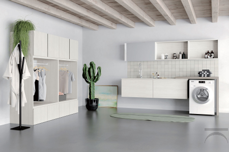 Arredo lavanderia di design su due pareti con lavabo sospeso e armadiatura ordinett a giorno con porta abiti