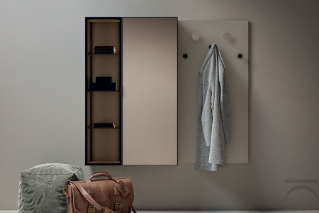 Arredo ingresso moderno con pensile in vetro e pannello con appendiabiti
