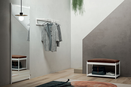 Arredo ingresso componibile con specchiera alta, panca porta scarpe e mensola con tubo porta grucce