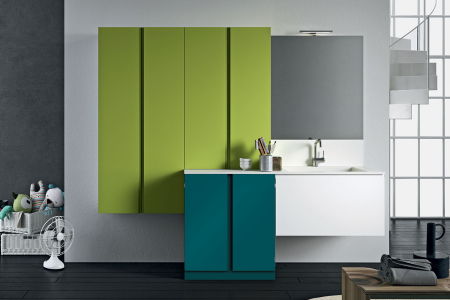 Arredo lavanderia moderno e colorato con mobile porta lavatrice e lavabo grande sospeso
