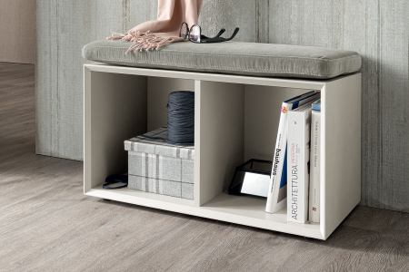 Panca moderna da ingresso con vani porta oggetti e cuscino imbottito
