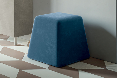 Pouf di design imbottito a forma piramidale rivestito in tessuto