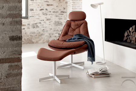 Poltrona di design con seduta larga, poggiatesta e pouf poggiapiedi