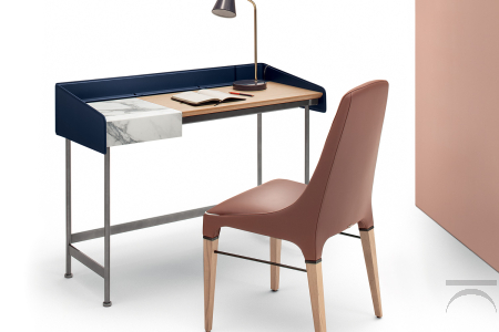 Scrittoio home office di design con fascia esterna in cuoio e vano segreto in supermarmo