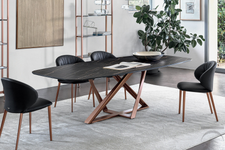 Tavolo ovale di design con basamento in oro rosa e piano in supermarmo noir desir opaco