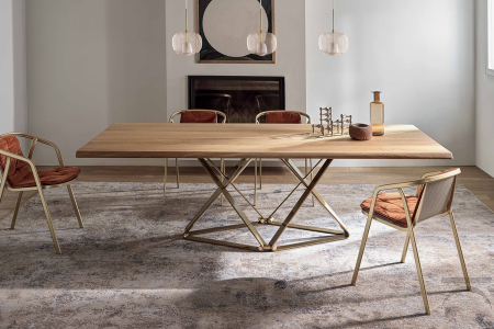 Tavolo di design da soggiorno con piano in legno massello noce e basamento a rombo in ottone anticato