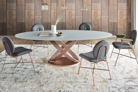 Tavolo ellittico con piano in cristallo opaco antigraffio grigio opaco e basamento ad anelli in oro rosa