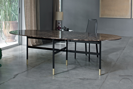 Tavolo ellittico di design con piano in marmo naturale dark emperador e struttura nera con gambe oro