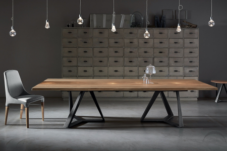 Tavolo lungo di design con doppia gamba centrale e piano in legno noce massello