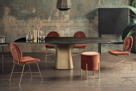 Tavolo di lusso con basamento centrale in cemento ottone e piano a botte in supermarmo noir desir