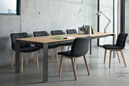 Tavolo moderno allungabile fino a tre metri con piano in legno impiallacciato rovere naturale