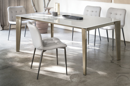 Tavolo di design con piano in cristallo lucido extrawhite cib gambe in acciaio verniciato oro rosa