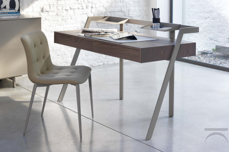 Scrittoio home office di design con cassetti in legno e struttura con porta penne in acciaio