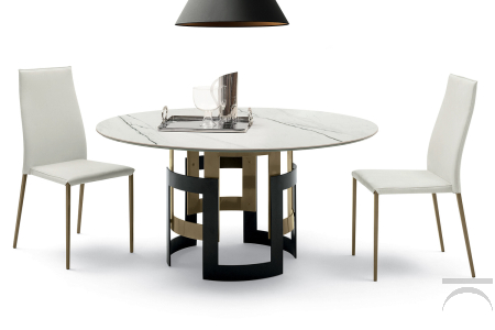 Tavolo rotondo di design da soggiorno con piano in supermarmo e basamento bicolore ottone e nero composto da due bracciali