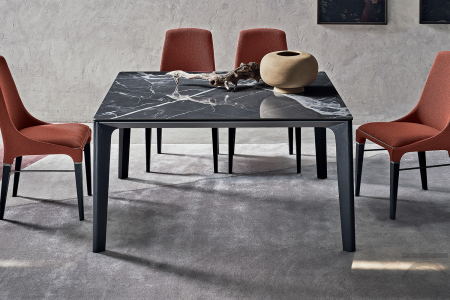 Tavolo quadrato di design con piano in supermarmo grigio venato bianco e gambe in legno massello