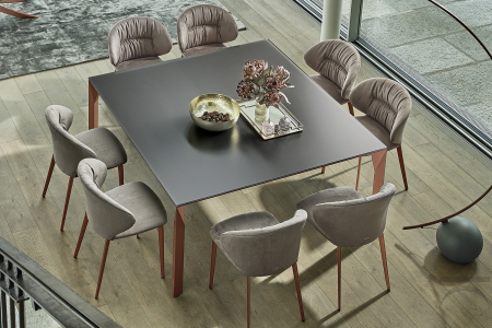 Tavolo quadrato di design da soggiorno con piano in cristallo opaco e gambe perimetrali in alluminio verniciato