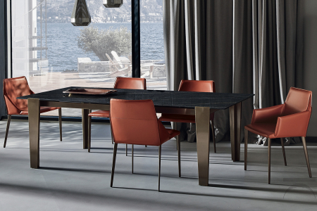 Tavolo moderno di design con piano in supermarmo e gambe in metallo ottone