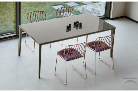 Tavolo di design da cucina in cristallo allungabile in colore testa di moro