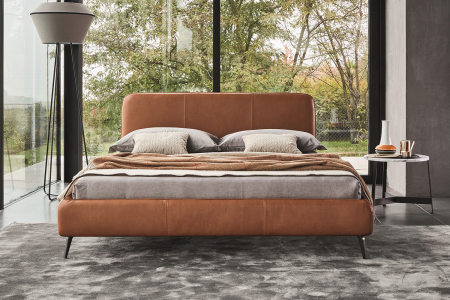 Letto matrimoniale di design in pelle con piedini alti e testiera sagomata