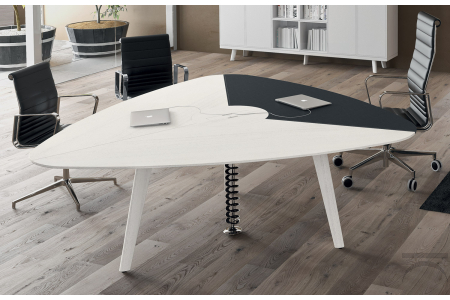 Tavolo riunioni triangolare di design in legno rovere bianco con piano in ecopelle