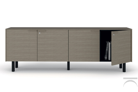 Credenza bassa da ufficio con ante con serratura e piedini alti in acciaio