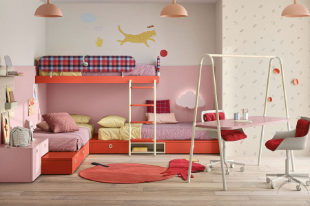 Moderna habitación triple con cómodos cajones grandes y un divertido escritorio giratorio
