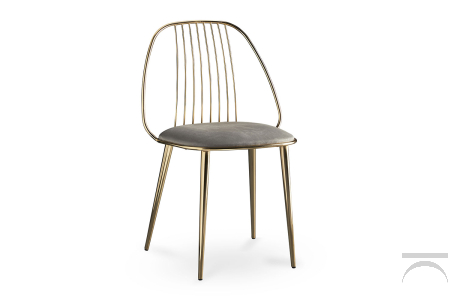 Sedia Waiya con struttura in acciaio finitura cromo ottone e seduta in ecopelle.