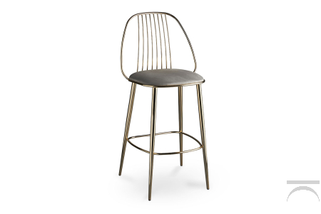 Sgabello Waiya con struttura in metallo finitura cromo ottone.