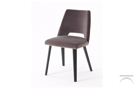 Sedia moderna imbottita rivestita in tessuto con gambe in legno rovere