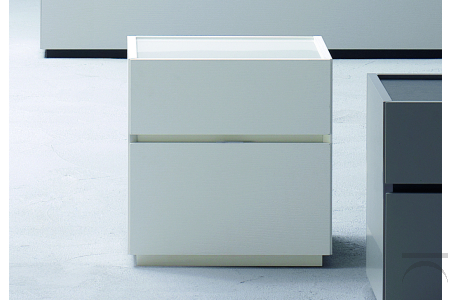 Comodino 2 casseti in legno con top in vetro