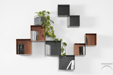 Libreria moderna sospesa componibile con pensile a cubo colorati composta da due elementi da 45 x 45 h 22 cm e due elementi da 60 x 60 h 25 cm. Composizione 7776/6.