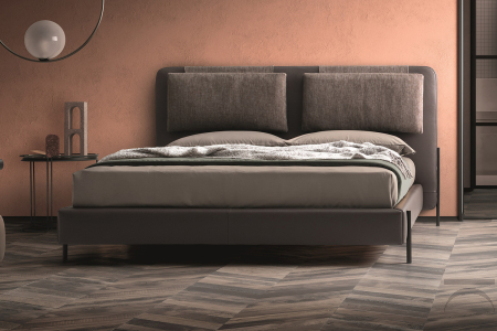 Letto matrimoniale di design rivestito in pelle con cuscini testiera e con piedini alti sottili