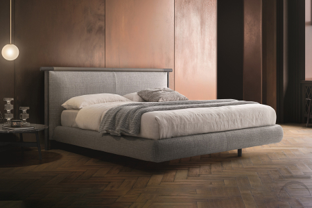 Letto matrimoniale di design in tessuto con piedini alti e cornice testiera in legno