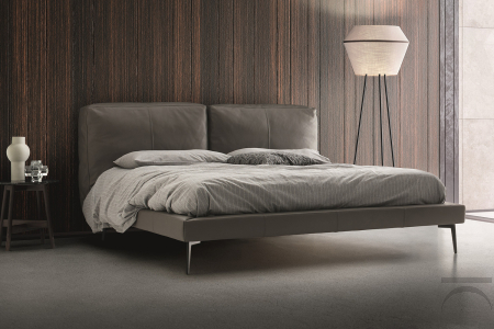 Letto in pelle di design effetto sospeso con cuscini schienale testiera