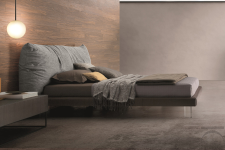 Letto matrimoniale sospeso di design con piedini trasparenti, giroletto in pelle e testiera larga e soffice in tessuto