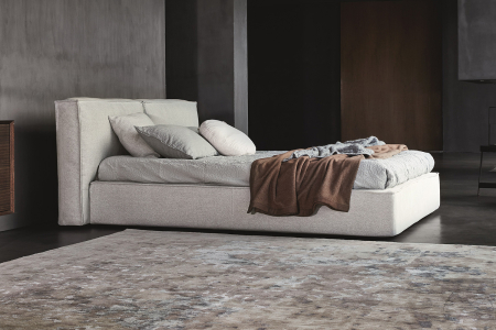 Letto imbottito matrimoniale di design con testiera larga e spessa