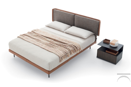 Letto king size in pelle con cuscini poggiatesta in tessuto
