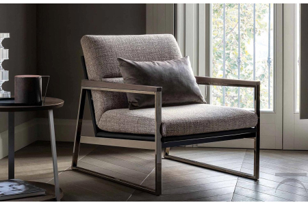 Poltrona da salotto di design con struttura in metallo e seduta imbottita