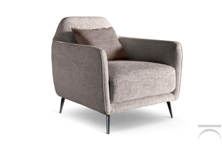 Poltrona di design imbottita con braccioli, schienale alto e piedini in metallo