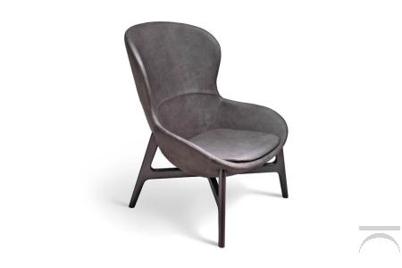Poltrona di design imbottita in pelle con gambe in legno eucalipto